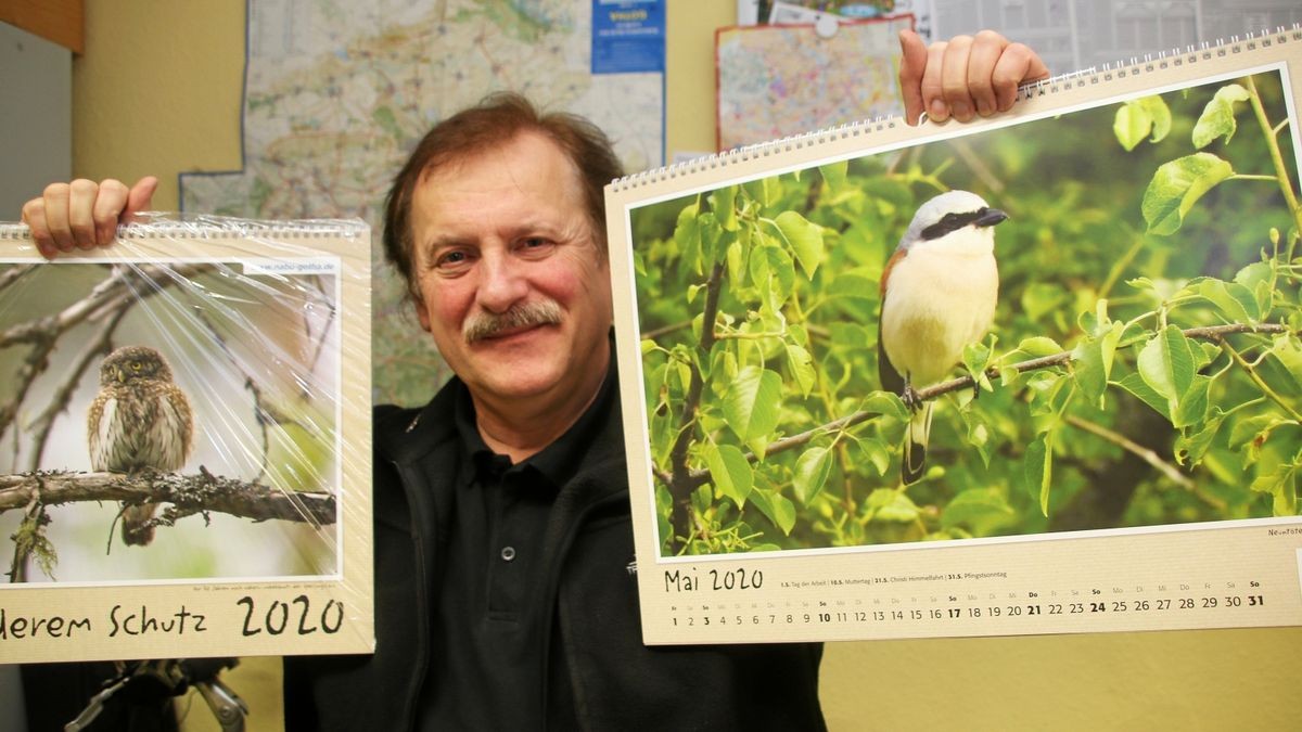 Kreisvorsitzender Ronald Bellstedt mit dem Jahreskalender 2020 des Naturschutzbundes in Gotha.