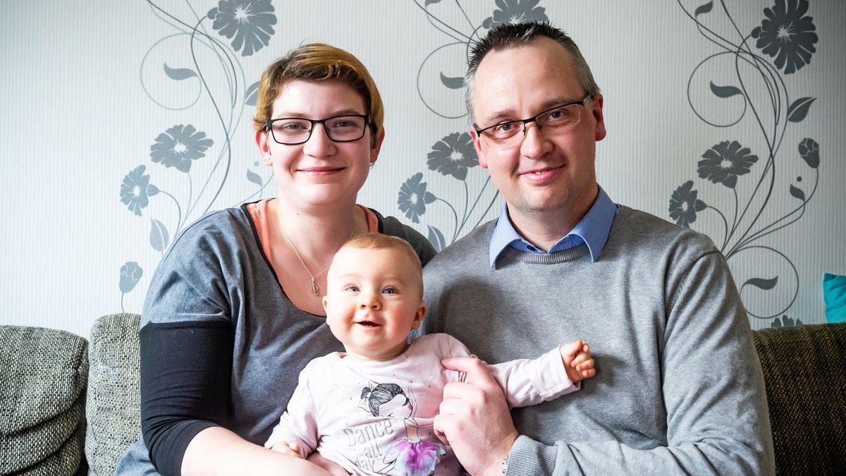 Mario Diemann genießt die Zeit mit Töchterchen Zoey und Frau Nicole.