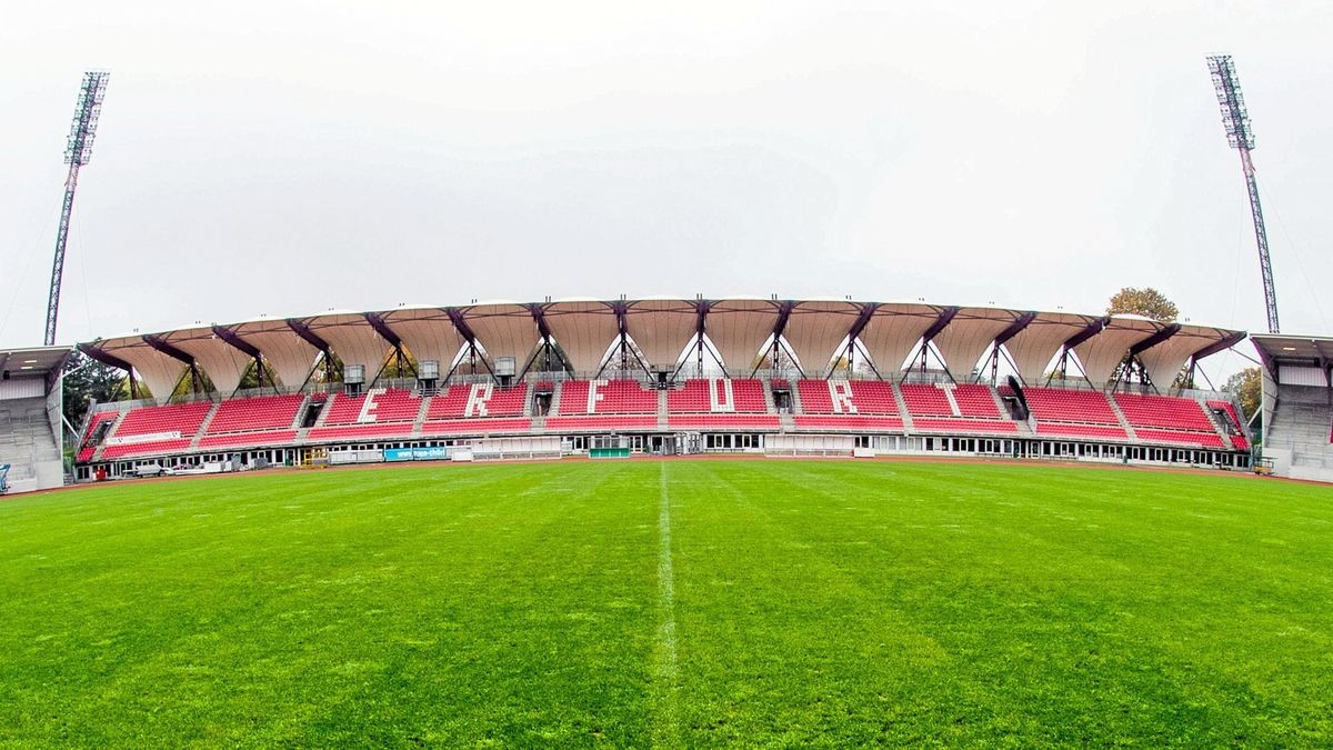 Die Westtribüne des Steigerwaldstadions ist seit dem Stadion-Umbau kaum noch nutzbar.