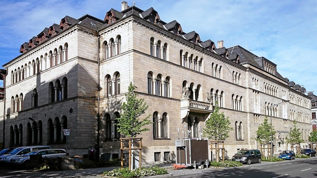 Einst befand sich die Blinden- und Taubstummenanstalt auf dem Gelände der jetzigen Steubenstraße 15. Die Einrichtung musste 1924 dem Neubau der damaligen Thüringischen Staatsbank (heute Notenbank Weimar) weichen.