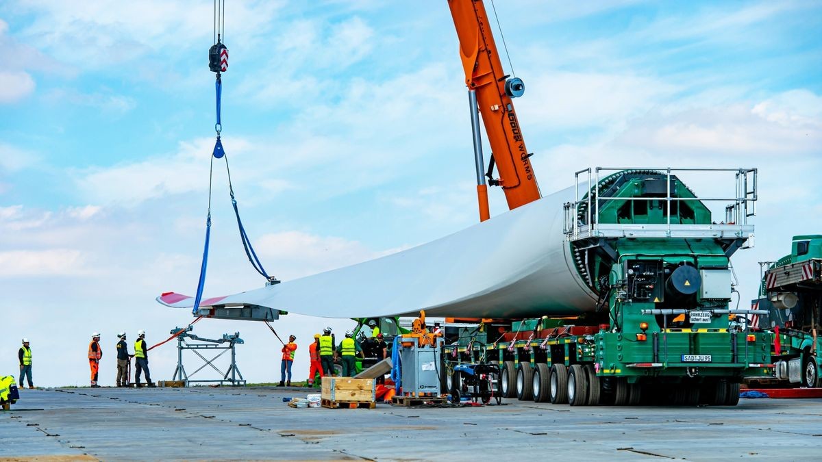 Ein Schwerlasttransport bringt den Flügel für ein Windrad von der B247 bei Dachrieden nach Keula im Kyffhäuserkreis.