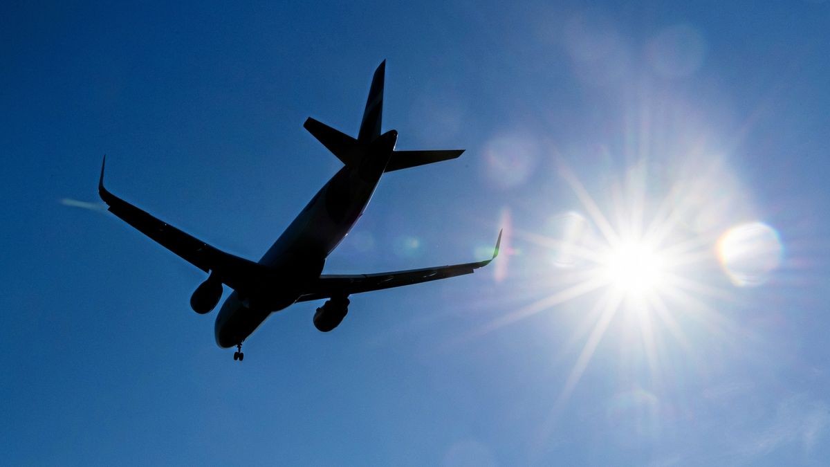 Zwei Drittel der Deutschen fliegen in den Urlaub. An die Umwelt denken nur wenige, wenn es ums Reisen geht.