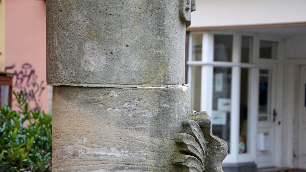 Deutlich zu sehen ist hier, wie die Säule des Geleitbrunnen durch die Schwingungen nach der Detonation aus den Fugen geraten ist. Für die Ergreifung des Täters hat die Stadt Weimar eine Belohnung von 1000 Euro ausgesetzt.