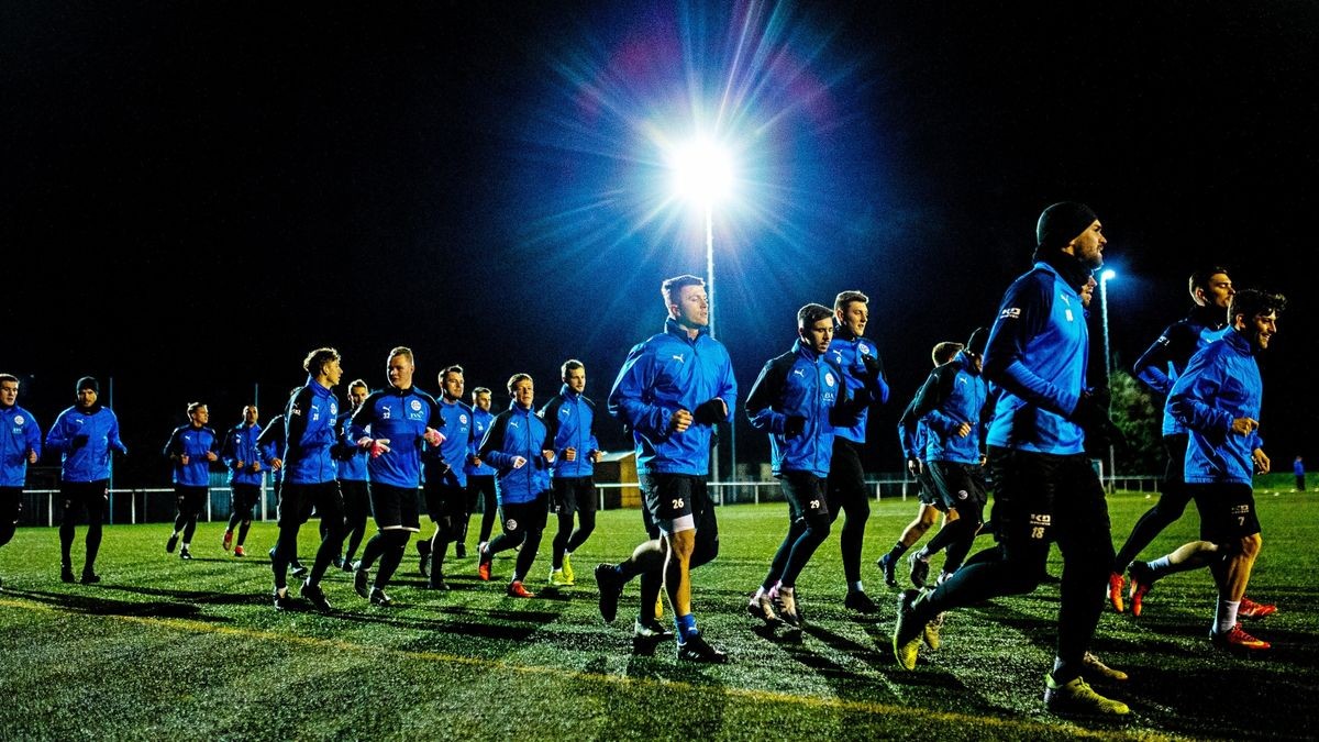 Zum Trainingsauftakt standen 25 Spieler aus dem Regionalliga- und dem  Oberliga-Kader auf dem Nordhäuser Kunstrasen