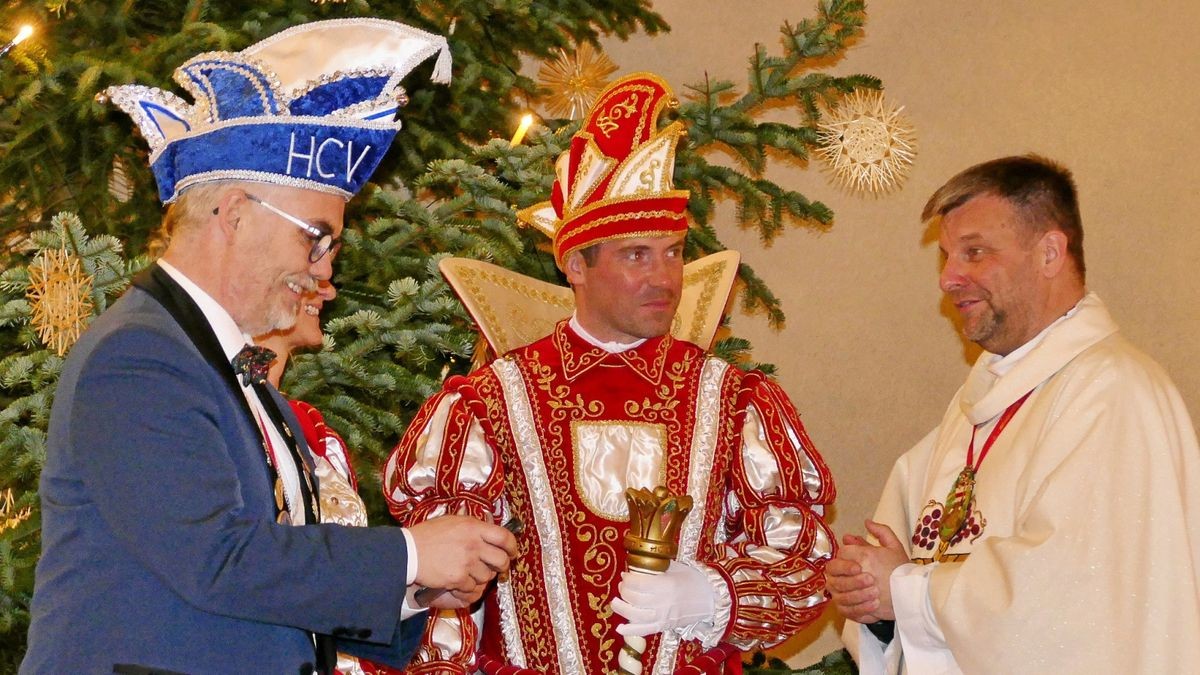 Nach der Karnevalistenmesse in Leinefelde spricht Volker Lamprecht, Präsident des Heiligenstädter Carnevalsclubs, mit Pfarrer Markus Könen und Prinz Marcus I. von Heiligenstadt.