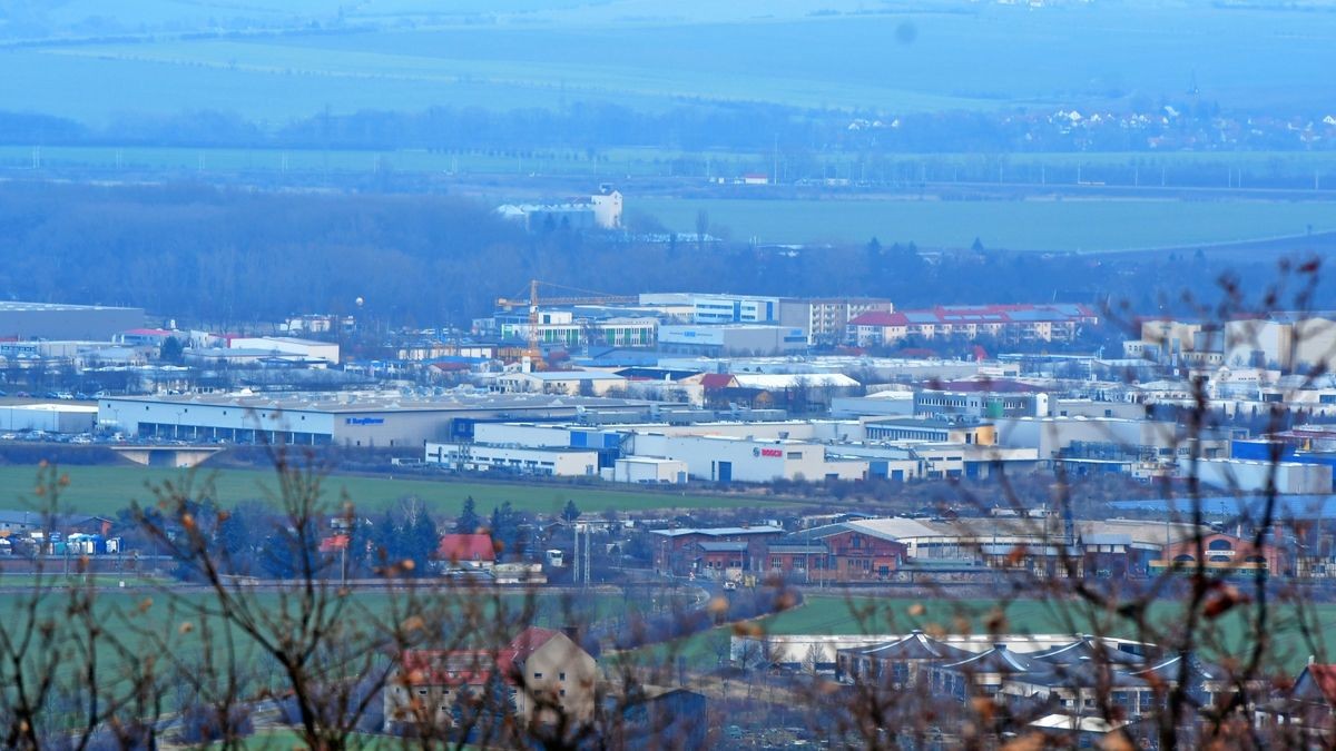 Der Blick auf Thüringens größtes Gewerbegebiet am Erfurter Kreuz vom Eichfeld aus. Mit den neuen Ansiedlungen ist es ausgelastet.