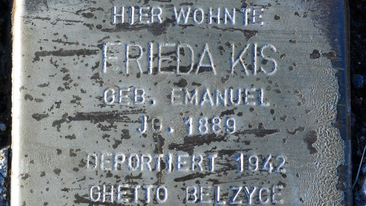 Der Stolperstein in Erinnerung an Frieda Kis, die 1942 mit ihrem Ehemann aus Eisenach verschleppt und in einem Ghetto in Polen von den Nationalsozialisten ermordet wurde.