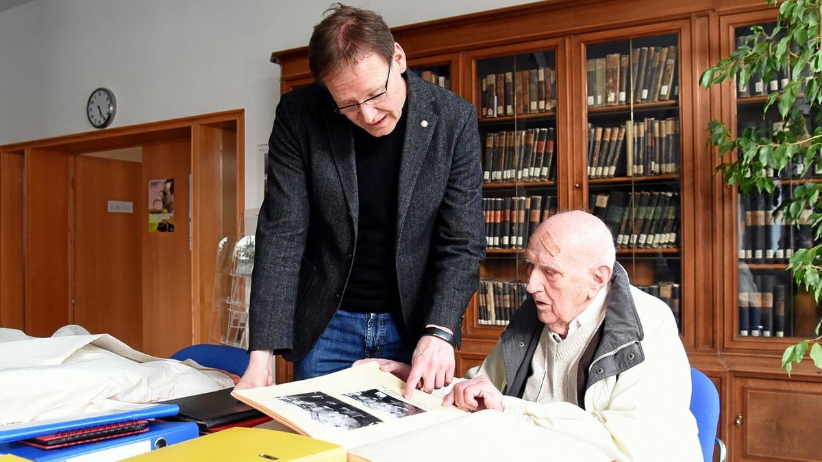 Hans Röthig, ehemaliger Betriebsdirektor des VEB Weimar-Werk, übergab seine bildlichen Erinnerungen aus seinem Berufsleben an den Direktor des Stadtarchivs Weimar, Jens Riederer. 