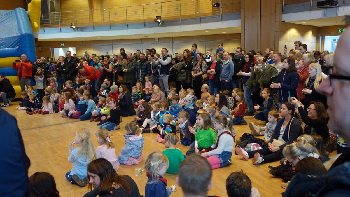 Vor allem Familien sind zur Messe gekommen um ihre Anteilnahme am Schicksal Friedrichs zu zeigen und zu helfen.