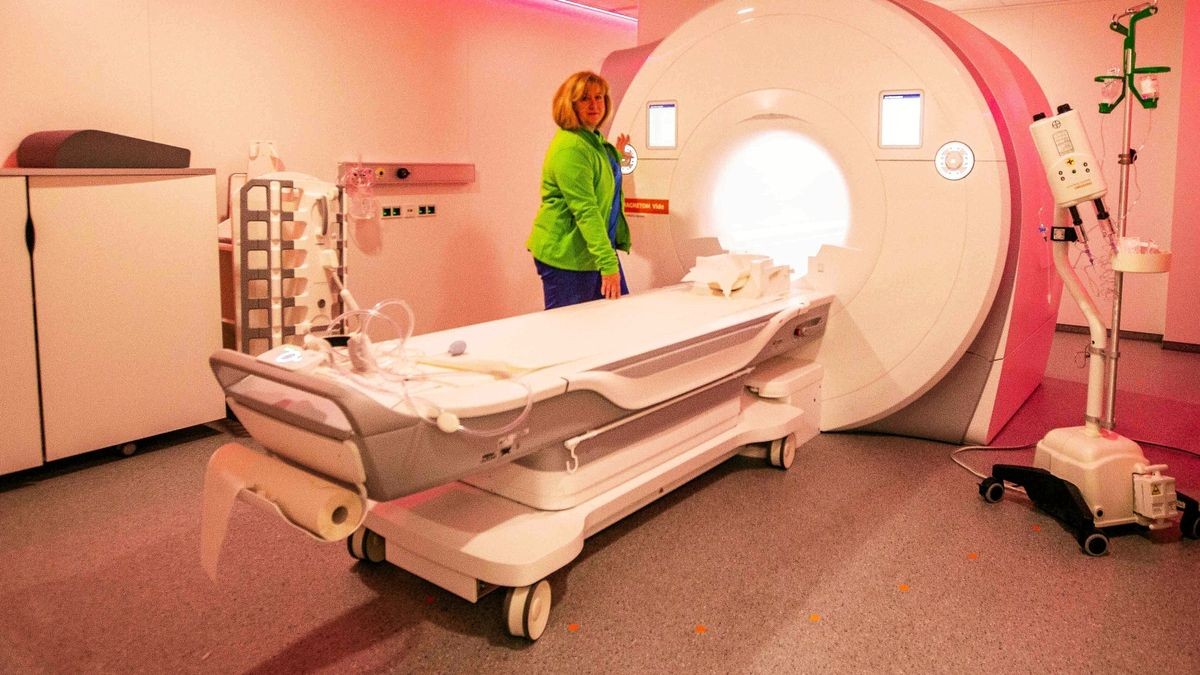 Silvia Becher (MTRA, Medizinisch-Technische-Radiologie-Assistentin) vor dem neuen MRT des Helios Klinikums Erfurt.