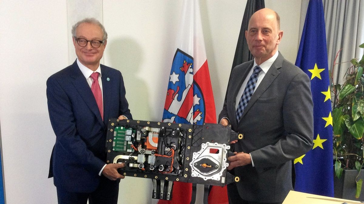 Firmenchef Harald Marquardt (links) und Wirtschaftsminister Wolfgang Tiefensee (SPD) präsentieren ein Batteriemanagementsystem.