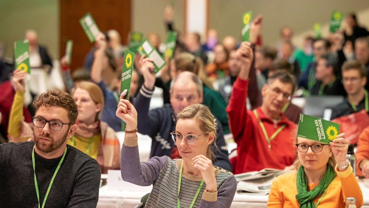 Parteimitglieder stimmen bei der Landesdelegiertenkonferenz von Bündnis 90/Die Grünen Thüringen über die Tagesordnung ab. 