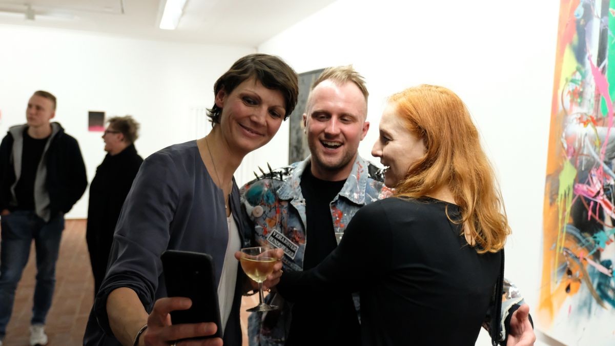 Die Finissage der Ausstellung des Erfurter Künstlers Marc Jung in der Erfurter Kunsthalle wurde zur Party und von einem Auftritt von Clueso und Tim Neuhaus begleitet.