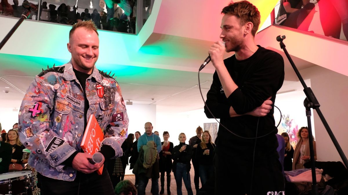 Die Finissage der Ausstellung des Erfurter Künstlers Marc Jung in der Erfurter Kunsthalle wurde zur Party und von einem Auftritt von Clueso und Tim Neuhaus begleitet.