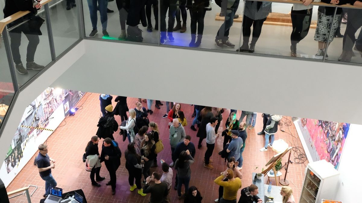 Die Finissage der Ausstellung des Erfurter Künstlers Marc Jung in der Erfurter Kunsthalle wurde zur Party und von einem Auftritt von Clueso und Tim Neuhaus begleitet.