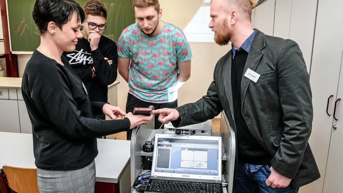 Die Mathelehrer Monique Dübner und Ronny Schmidt (vorn) erläutern die Arbeit mit dem für den Unterricht zugelassenen Taschenrechner.