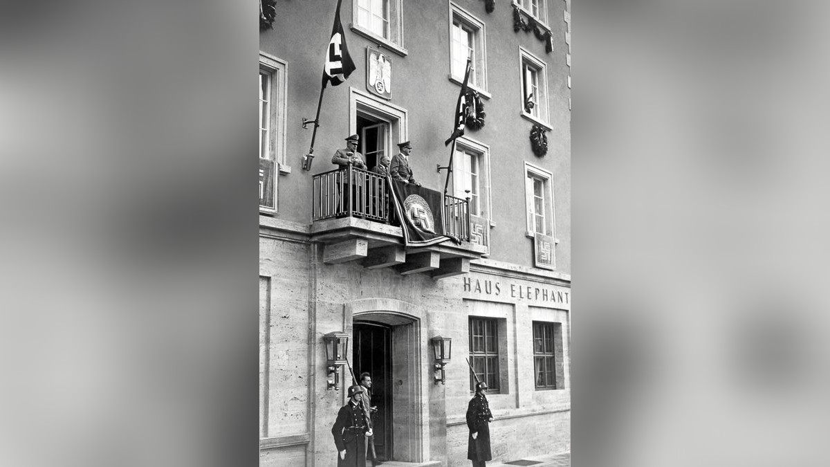 Adolf Hitler besuchte mehrmals das Hotel Elephant in Weimar. Auch zum ersten Reichsparteitag 1926 übernachtete er dort.  AFP PHOTO