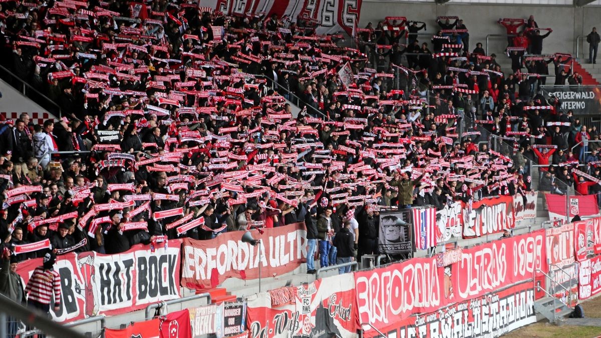 Erfurter Fans initiierten einen Trauermarsch und versammelten sich im Stadion. 