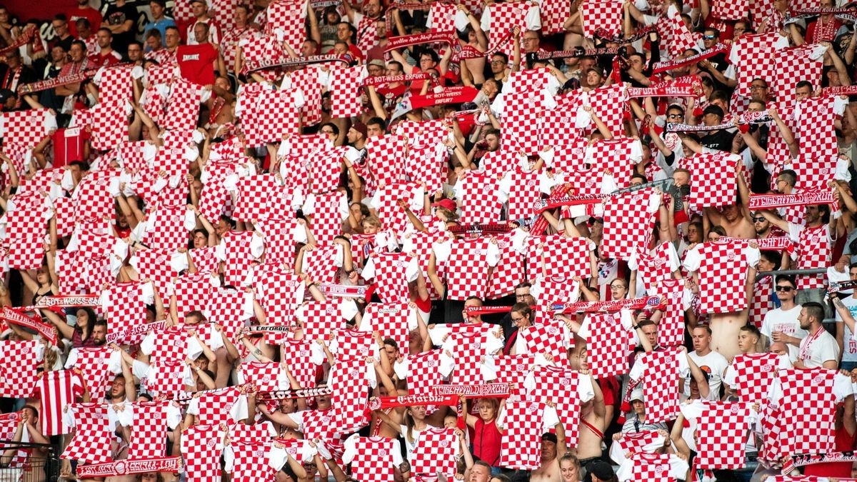 Die Rot-Weiß-Fans hoffen, dass der Verein in der Oberliga einen Neuanfang starten kann.