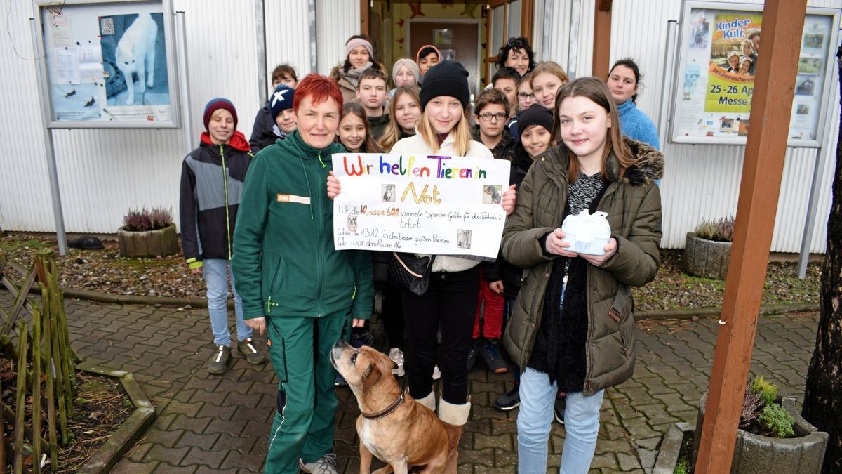 Die Klasse 0601 von Heinrich-Hertz-Gymnasium hat Geld für das Tierheim gesammelt und zum Besuch am 4. Februar  im Andreasried mitgebracht. Geführt wurden die Mädchen und Jungen von Tierheim-Mitarbeiterin Kerstin Räditz. Lena gestaltete das Plakat und Klassensprecherin Elli übergab die Spende.