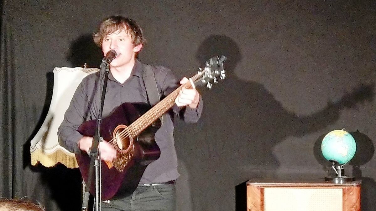 Der Singer-Songwriter Ludwig Wright, der aus Hohengandern stammt, aber in London lebt, spielte in Schmerbachs Keller in Heiligenstadt ein Konzert, das Herzen schmelzen und Beine tanzen ließ.