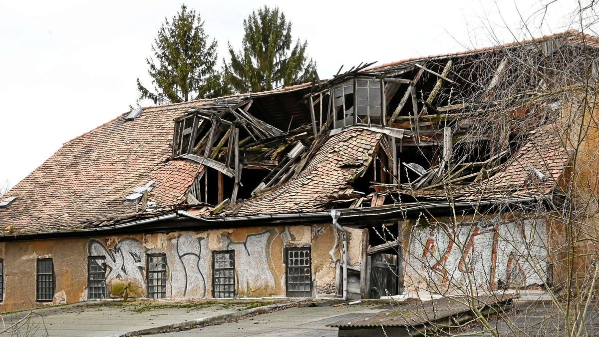 Mit Städtebaufördermitteln will Weimar die Karlsmühle vor dem Verfall retten. Im Haushalt sind deshalb 600.000 Euro für die denkmalgerechte Sanierung des ältesten Karlsmühle-Gebäudes, den Überbau des Mühlgrabens - enthalten. Im Komplex der Karlsmühle sind unter anderem Lager der Stadt untergebracht.