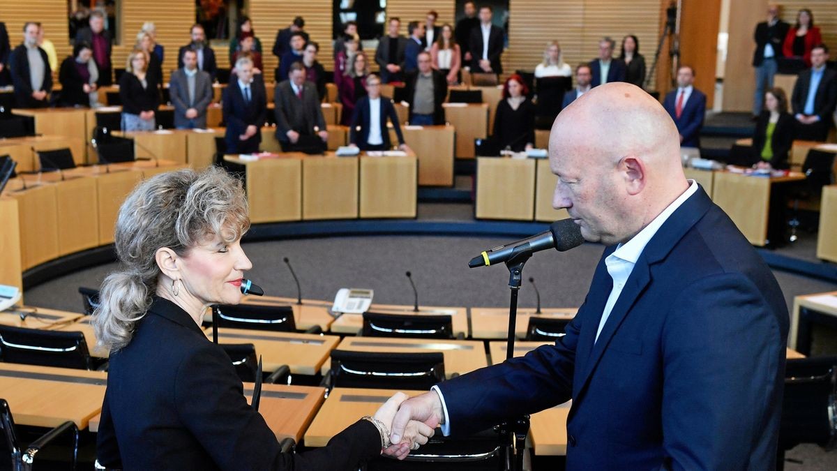 Landtagspräsidentin Birgit Keller (Linke) gratuliert Thomas Kemmerich (FDP) nach der Wahl zum Thüringer Ministerpräsidenten.