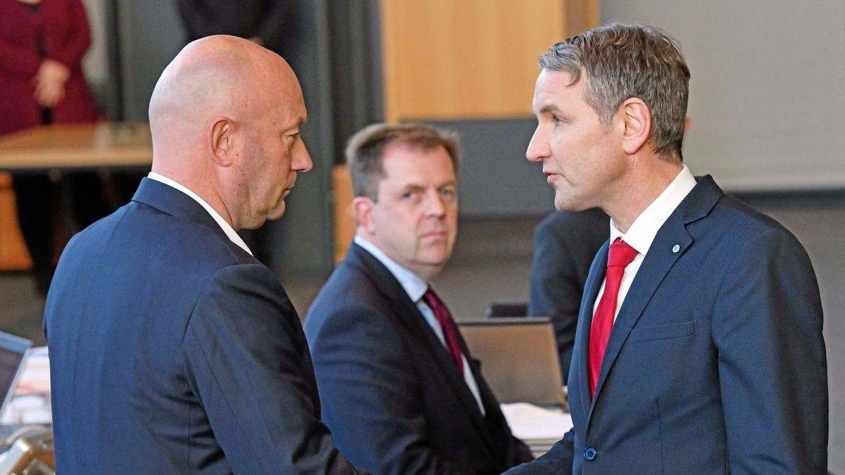 AfD-Landeschef Björn Höcke (r.) gratuliert Thomas Kemmerich (FDP) nach dessen Wahl zum neuen Thüringer Ministerpräsidenten.