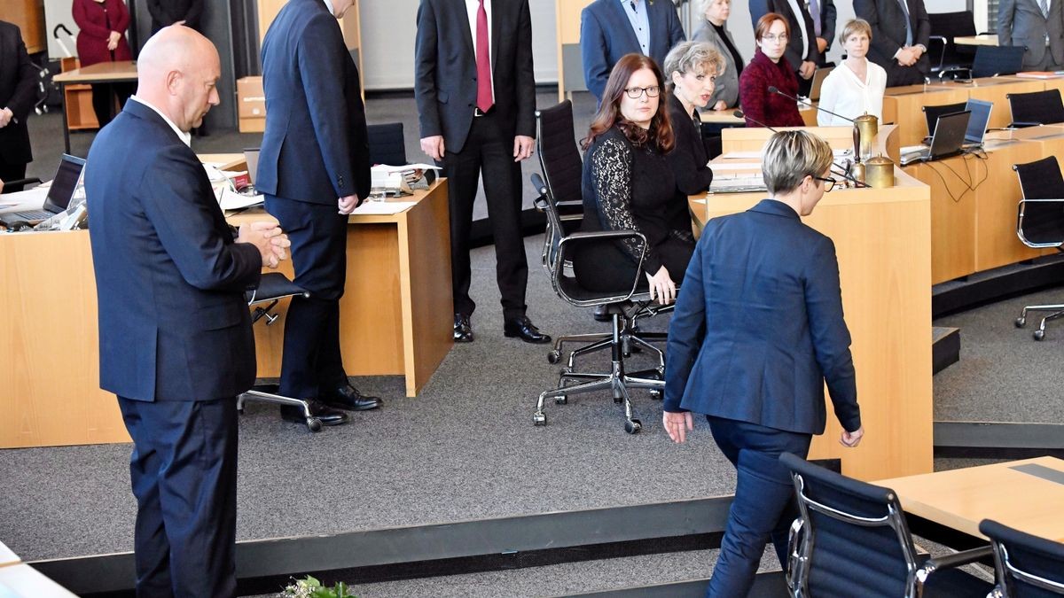 Aus Protest gegen die Wahl von Thomas Kemmerich (FDP) zum neuen Ministerpräsidenten von Thüringen hatte Linke-Landeschefin Susanne Hennig-Wellsow ihm einen Blumenstrauß vor die Füße geworfen.