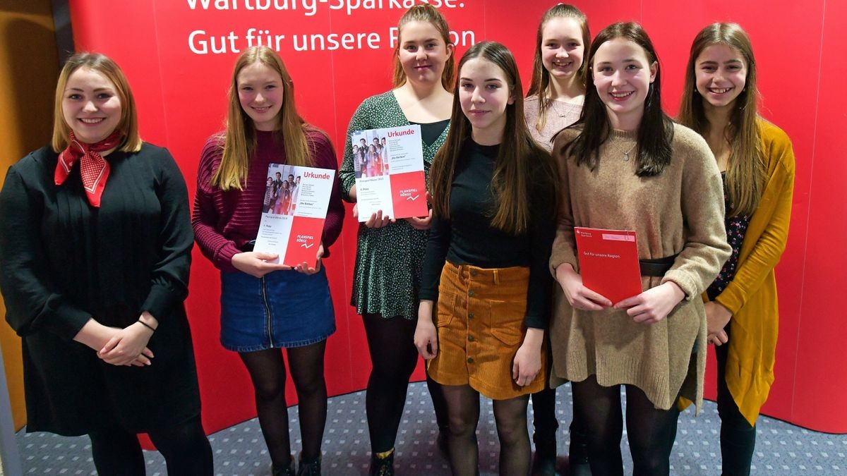 Kundenberaterin Michele Mummert (links) gratuliert Miriam Gimpel, Klara Brehl, Luise Brehl, Barbara Ehmann, Sarah Henkel und Marielena Völker (ohne Reihenfolge) vom Team „Die Börbos“ zum zweiten Platz.