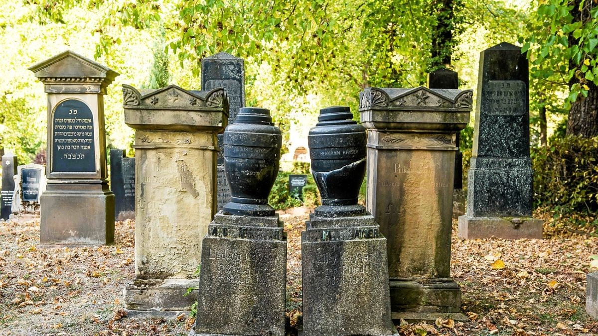 Diese Grabmale gehören zum älteren jüdischen Grabfeld auf dem Eisenacher Hauptfriedhof. 