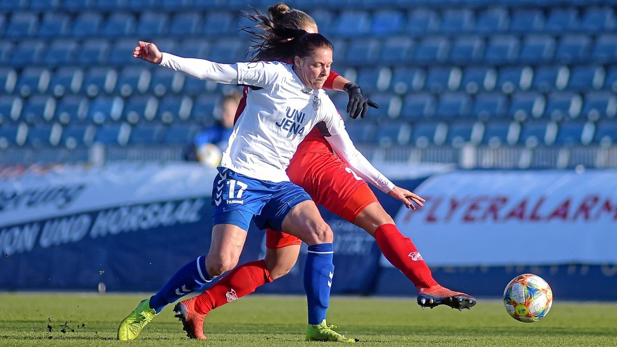 Die Jenaerin Lisa Seiler (vorn) gegen Patrycja Balcerzak im Bundesliga-Spiel FF USV Jena gegen den SC Sand.