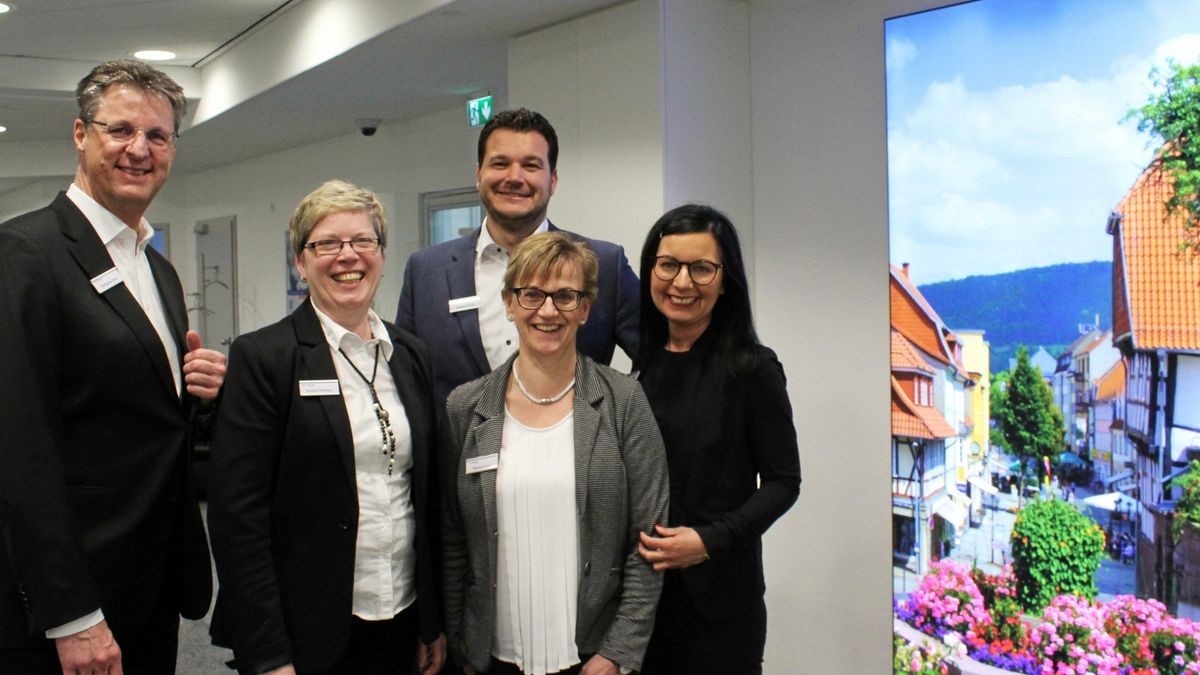 Die Kundenberaterinnen der Heiligenstädter Filiale sowie Vorstandsmitglied Wolfgang Osse und Regionalleiter Bastian Hartje in der neuen Filiale der Volksbank in der Göttinger Straße in Heiligenstadt.