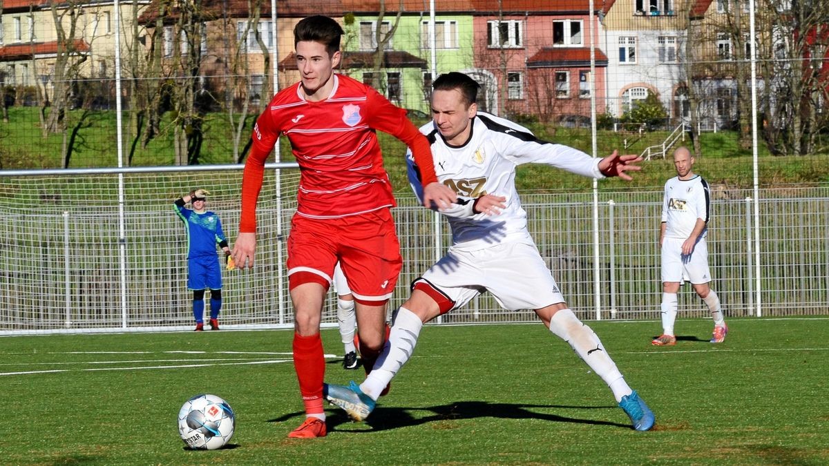 Jonas Wiesner (li.), der hier am lettischen Ex-U21-Nationalspieler Andrejs  Kirilins vorbeizieht,  war nach dem Wechsel an zwei Toren beteiligt. 