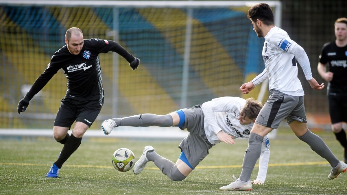 Lang gemacht: Fahners Elshan Aliyev (l.) bekommt von Martinrodas Jan Roschlaub den Ball vom Fuß gespitzelt.  Mohammed Al-Saeed (r.) beobachtet.  