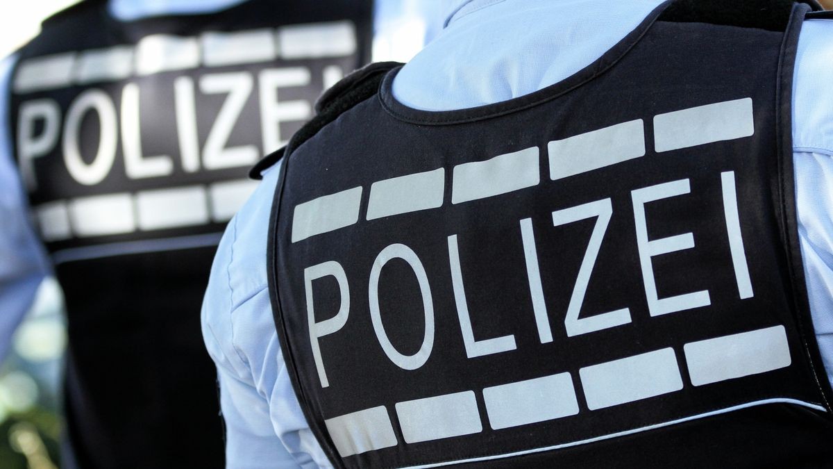 Polizeigewerkschaft und Landesregierung wollen neue Stellen bei der Polizei schaffen. Über die Zahl der Neuanstellungen sind sie uneins (Archivbild).