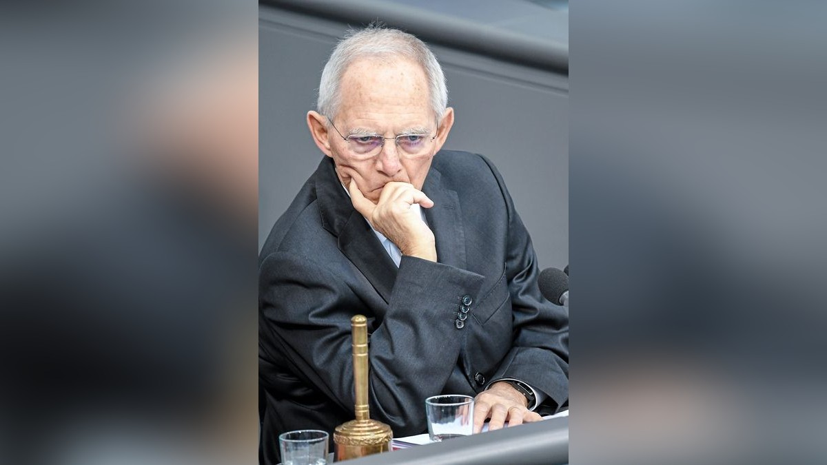 Bundestagspräsident Wolfgang Schäuble (CDU) hält am 19. Februar 2020 eine Ringvorlesung zu „30 Jahre vereintes Deutschland. Ost-West-Annäherungen im medialen und politischen Spannungsfeld“. Vorher trifft er sich mit Studenten zum Gespräch.