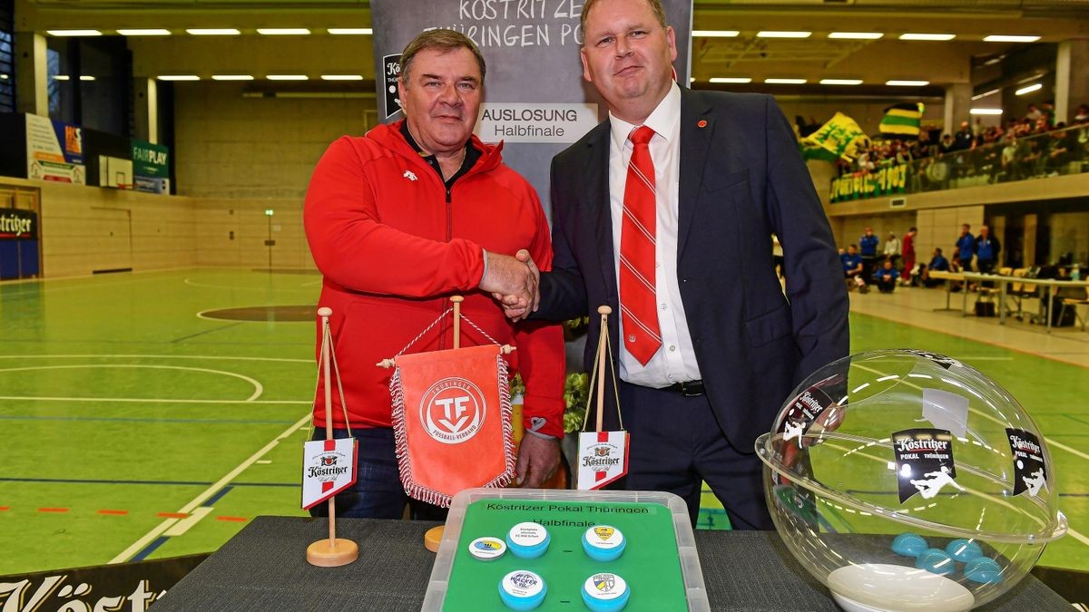 Der mehrfache Olympiamedaillien-Gewinner Wolfgang Hoppe (links) und Sven Wenzel vom Thüringer Fußballverband (TFV) bei der Auslosung des Thüringenpokals. Halbfinalist Martinroda steht jetzt kampflos im Finale.