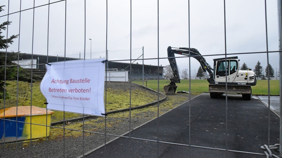 Der Bauzaun und der erste Bagger stehen schon am Fußballplatz auf dem Göldner.  