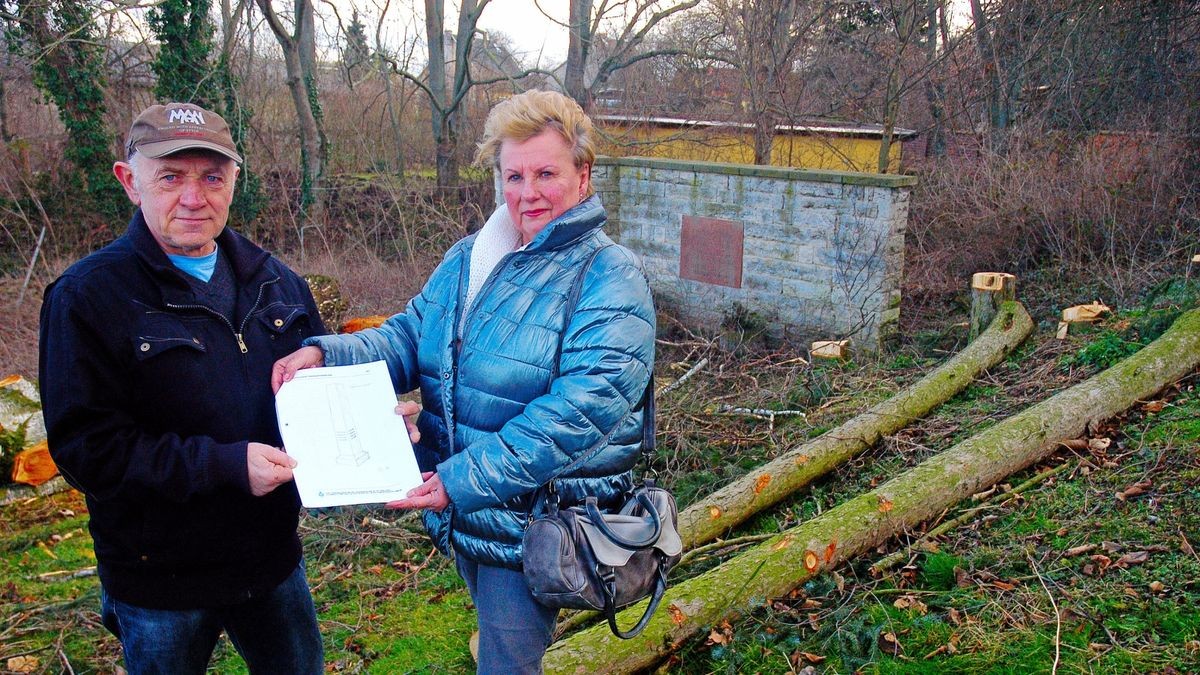 Harry Sochor (l.) und die stellvertretende Ortschaftsbürgermeisterin von Obergrunstedt, Anneliese Frohwein, zeigen eine Skizze des geplanten Obelisken.