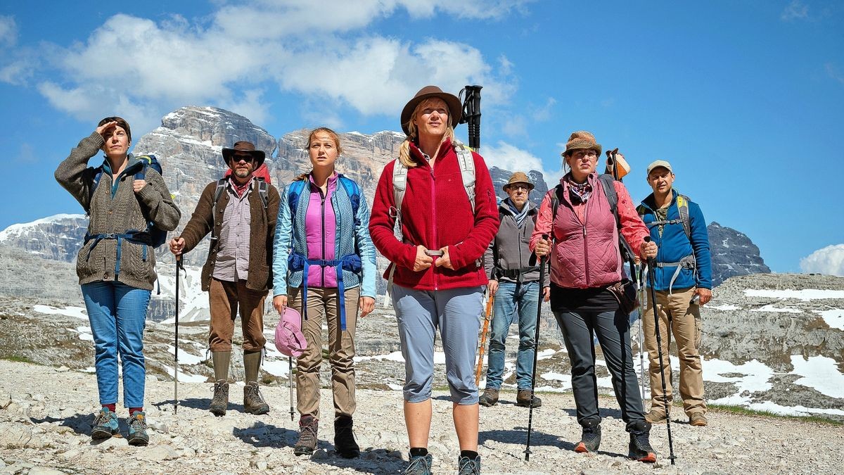 Diese Clique (Victoria Mayer, Roeland Wiesnekker, Anna Unterberger, Anna Schudt, Thomas Loibl, Elena Uhlig und Moritz Führmann) beschließt in „Eine harte Tour“, auf eine mit ihrem verstorbenen Freund Clemens vor seinem Tod gemeinsam geplante Wanderung zu gehen und in der Gipfelkapelle zum Gedenken ein Foto von ihm aufzuhängen. Keine gute Idee.