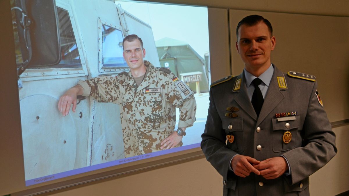 Presseoffizier Tobias Gerlach an der Volkshochschule in Ilmenau.