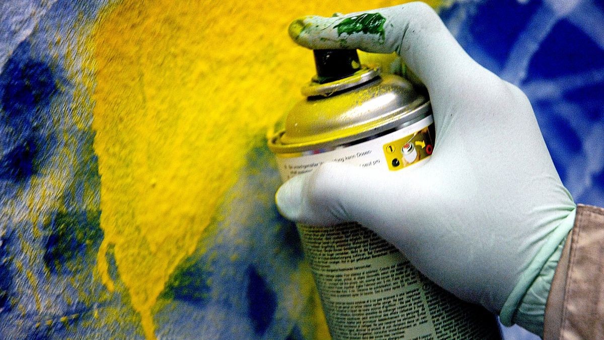 Ein Mendener Graffiti-Sprayer wird im vergangenen April beim Sprühen erwischt. Darüber hinaus kann anhand des Motivs auch ein Fall aus dem Jahr 2018 zugeordnet werden.
