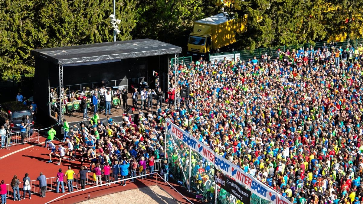 Derzeit arbeitet man so, dass die Veranstaltung stattfindet. Meldungen, außer für den ausgebuchten Halbmarathon, können nach wie vor erfolgen.