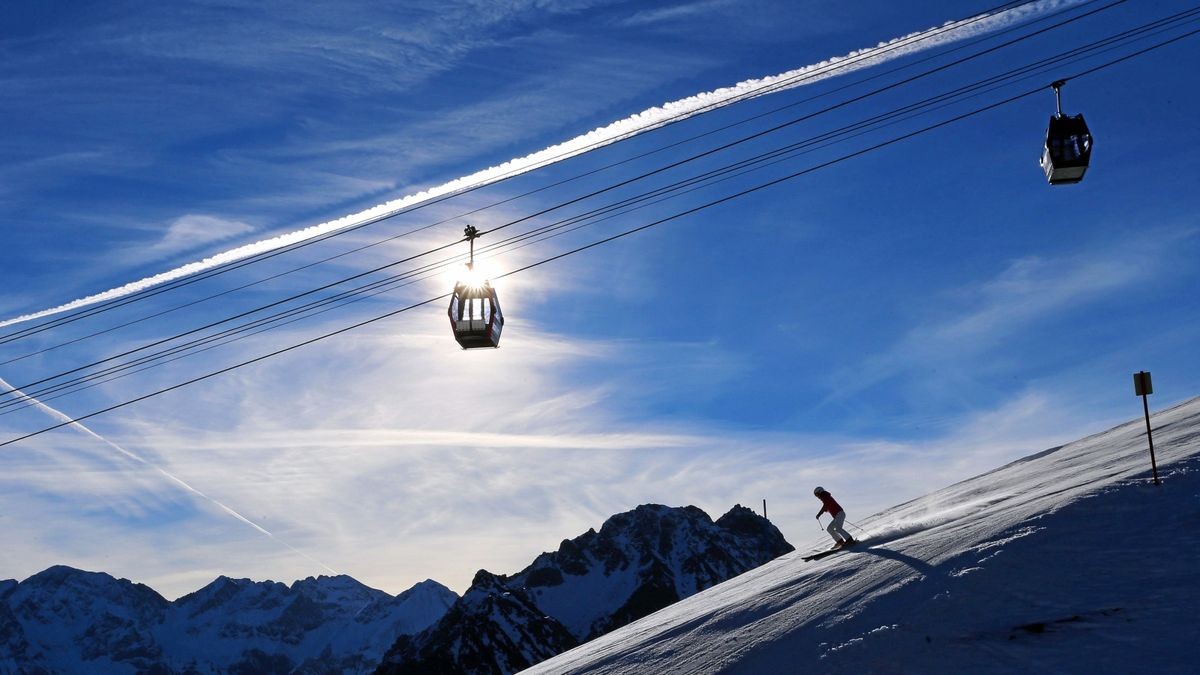 „Unser Skigebiet gehörte lange nicht zum Risikogebiet. Erst seit der kompletten Abriegelung Norditaliens ist es auch betroffen“, erzählt die Pößneckerin im Gespräch.