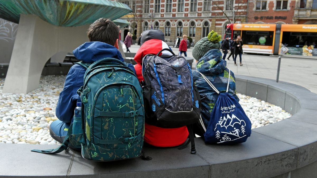 Viele Schüler gingen am Freitag mit ungewissen Zukunftsaussichten nach Hause. Ab Dienstag sind die Schulen in Erfurt geschlossen.