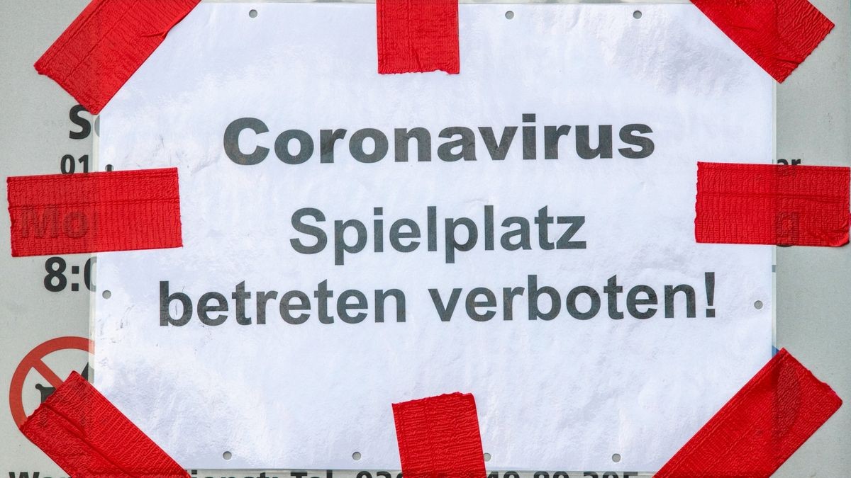 An einem Spielplatz auf dem Jenaer Eichplatz weißen Hinweisschilder auf den Coronavirus hin und verbieten das Spielen.