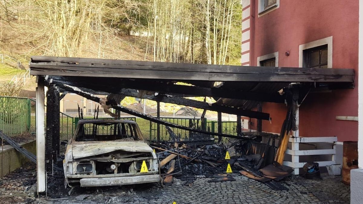 Am 19. März wurde die Feuerwehr gegen 1.15 Uhr zu einem Brand ins Bermbachtal nach Ruhla gerufen. Dort brannten ein Carport und der darunter stehende Volvo völlig aus.