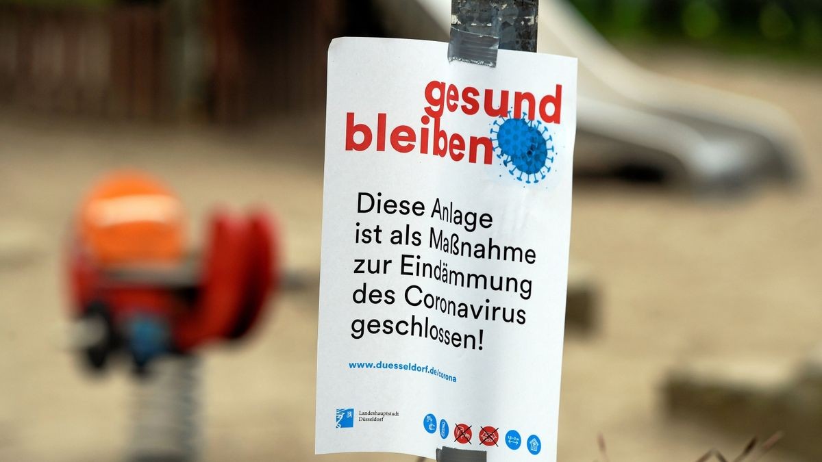 Ein Hinweisschild zeigt, dass ein Spielplatz bis auf Weiteres geschlossen bleibt.  