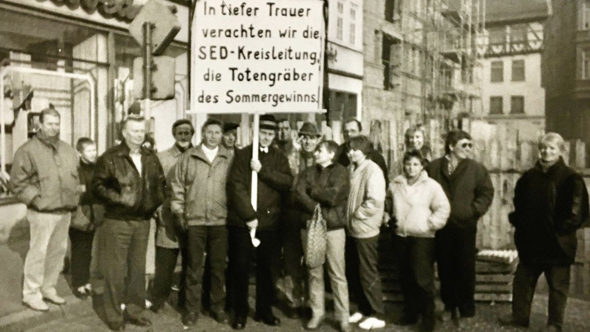 Während der politischen Debatte um eine Fahrt von Gerhard Fischer zum Brunnenfest nach Marburg, demonstrierten am 19. November  1989 auf dem Markt Kulturschaffende von Eisenach.